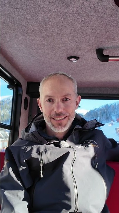 Ingo Schlutius von powderproject.ch in der Kabine seiner Pistenmaschine